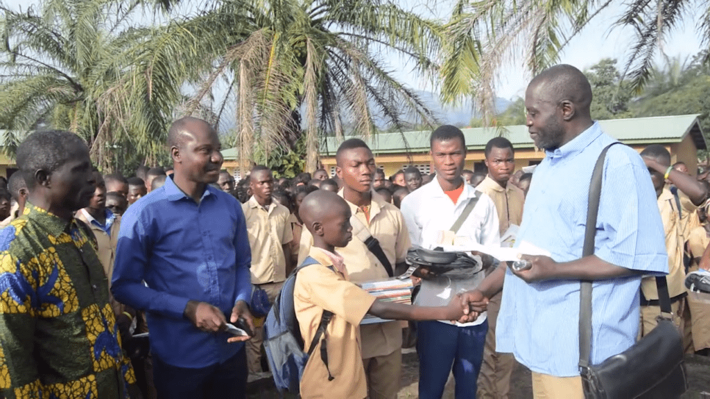 Article : Les anciens élèves de Sérédou offrent des kits scolaires aux meilleurs élèves de la session 2021-2022